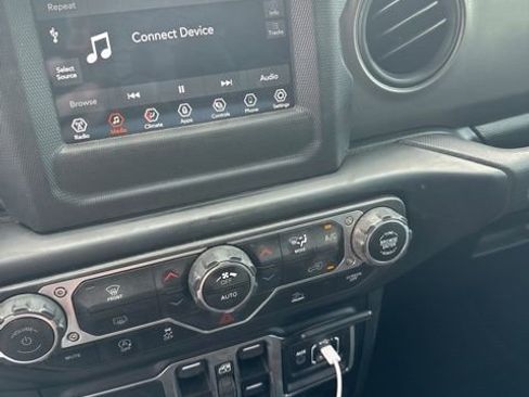 Used 2023 Jeep Gladiator Willys image 2