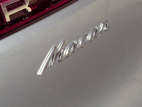 Used 2025 Porsche Macan image 14