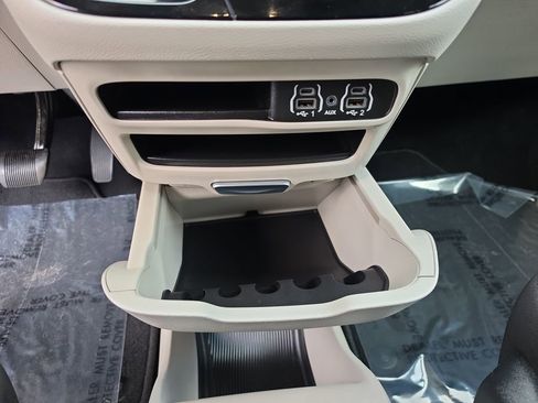 Used 2022 Chrysler Voyager LX FWD image 16