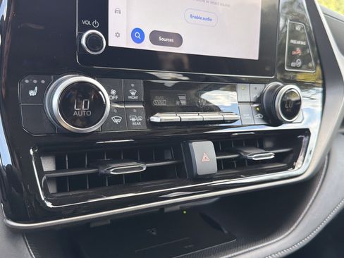 Certified 2025 Toyota Highlander XLE FWD image 9