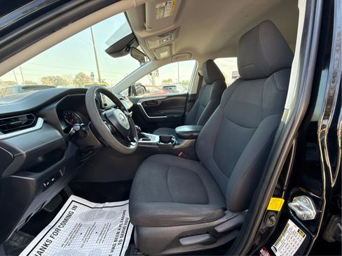 Used 2019 Toyota RAV4 LE image 9