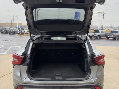 Used 2025 Chevrolet Trax LT w/ LT Convenience Package image 12