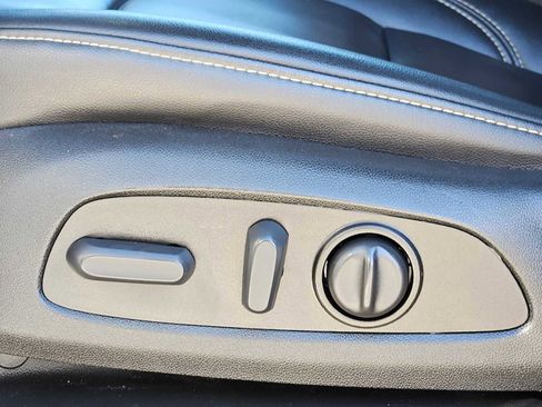 Used 2023 Chevrolet Traverse LT image 18