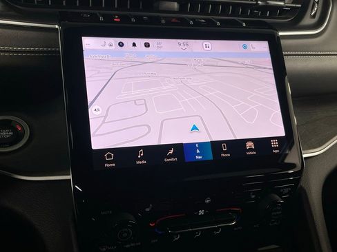 Used 2023 Jeep Grand Cherokee Limited w/ Black Appearance Package image 15