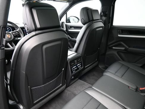 Certified 2025 Porsche Cayenne AWD/4WD image 8