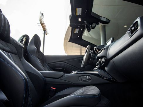 Used 2022 Aston Martin V8 Vantage Roadster RWD image 35