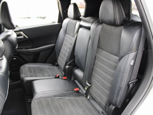 Used 2025 Mitsubishi Outlander SE image 22