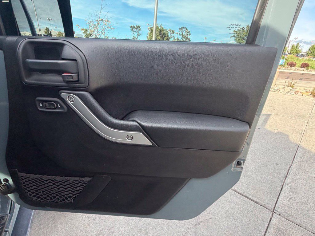 Used 2015 Jeep Wrangler Unlimited Rubicon w/ Connectivity Group AWD/4WD image 33