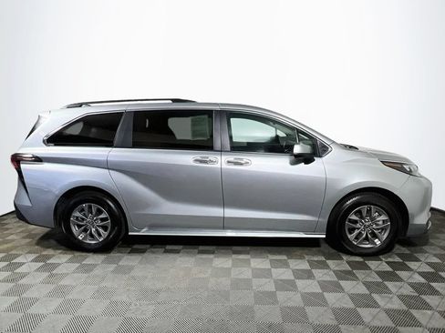 Certified 2025 Toyota Sienna XLE FWD image 8