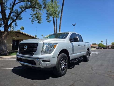 Used 2020 Nissan Titan SV w/ SV Convenience Package image 1
