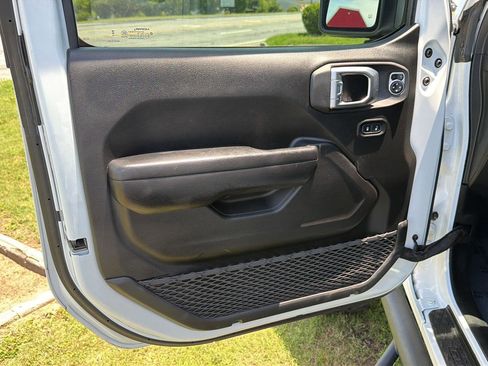 Used 2024 Jeep Gladiator Rubicon w/ Convenience Group AWD/4WD image 16