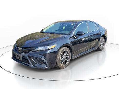 Used 2021 Toyota Camry SE FWD image 3