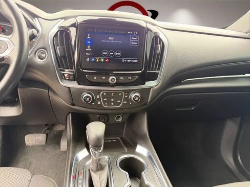 Used 2022 Chevrolet Traverse LT FWD image 12