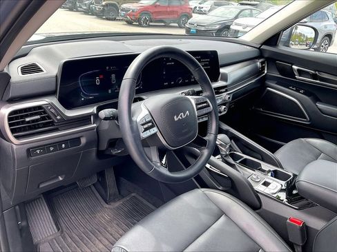 Used 2025 Kia Telluride LX FWD image 8