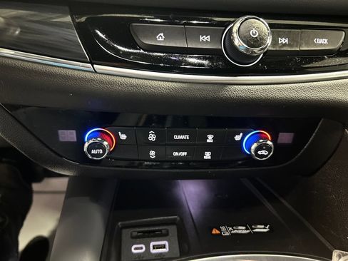 Used 2023 Buick Enclave Essence FWD image 19