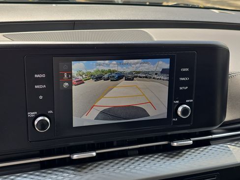 Used 2024 Kia Carnival LX image 20