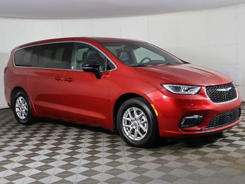 Used 2025 Chrysler Pacifica Select FWD image 2