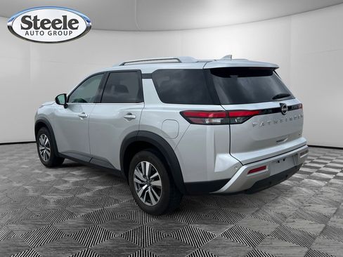 Used 2025 Nissan Pathfinder SL image 3