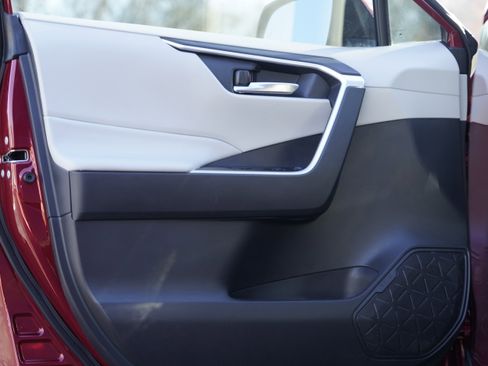 Used 2022 Toyota RAV4 XLE Premium image 15