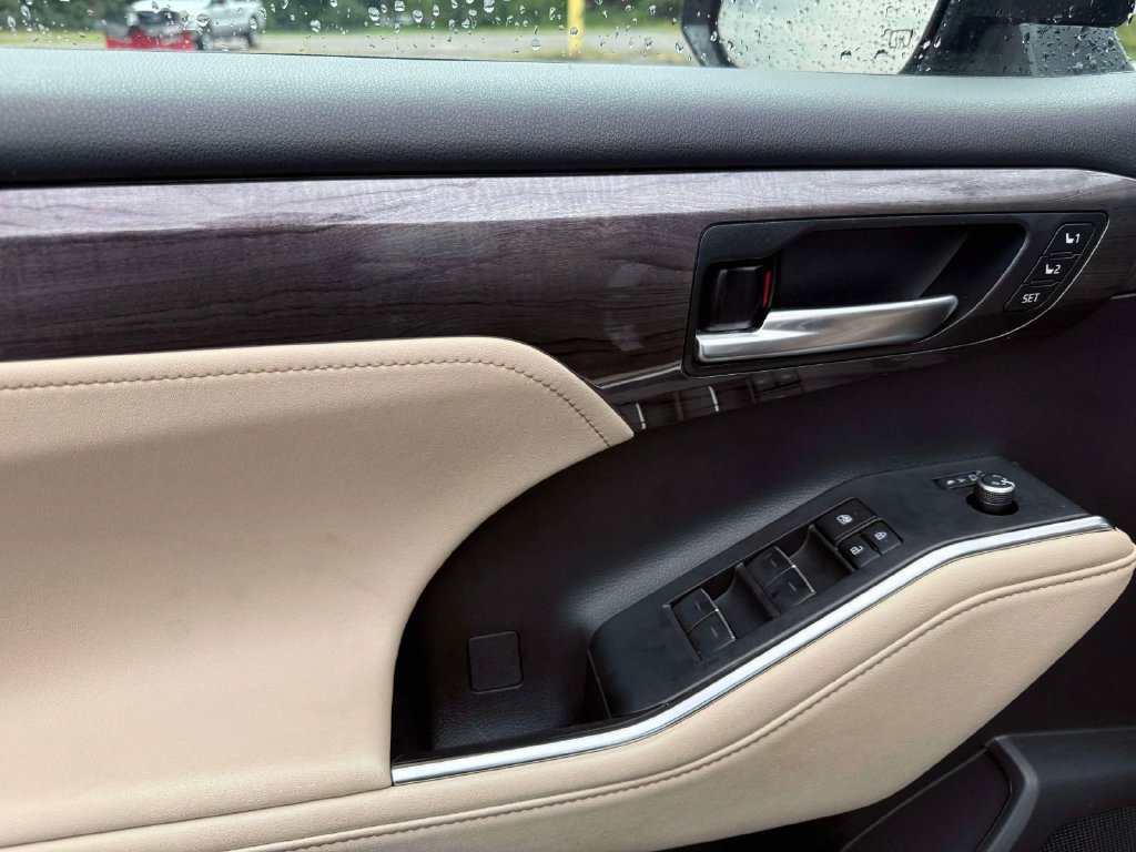 Used 2023 Toyota Highlander Limited AWD/4WD image 16