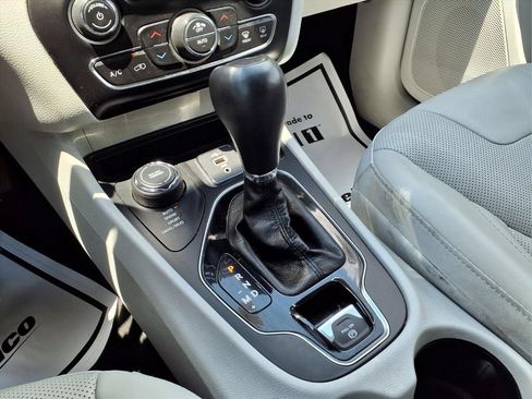 Used 2019 Jeep Cherokee Limited AWD/4WD image 13