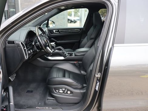 Used 2020 Porsche Cayenne Turbo image 37