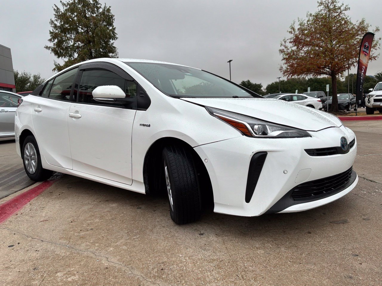 Used 2021 Toyota Prius LE FWD image 4