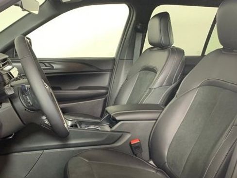 New 2025 Jeep Grand Cherokee Altitude image 11