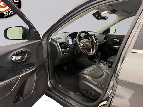 Used 2019 Jeep Cherokee Limited FWD image 10
