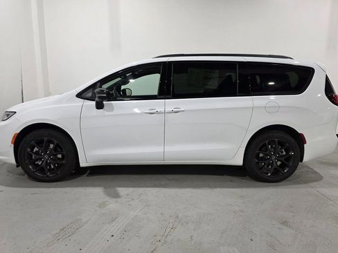 New 2026 Chrysler Pacifica Limited w/ S Appearance Package image 15