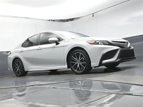 Used 2024 Toyota Camry SE image 38