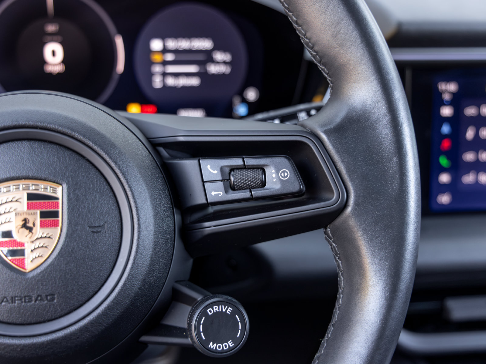 Certified 2025 Porsche Macan Electric RWD image 37