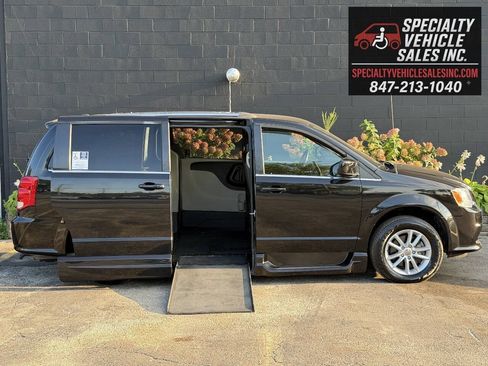 Used 2018 Dodge Grand Caravan SXT FWD image 2