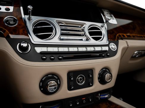 Used 2016 Rolls-Royce Dawn RWD image 50