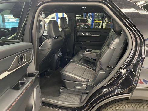 Used 2025 Ford Explorer ST-Line w/ ST-Line Street Pack image 17