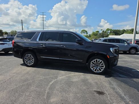 Used 2023 GMC Yukon XL Denali Ultimate AWD/4WD image 2