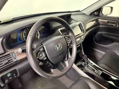 Used 2017 Honda Accord Touring image 16