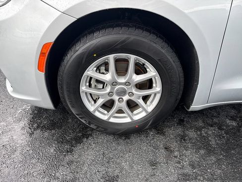 Used 2023 Chrysler Pacifica Touring-L FWD image 29