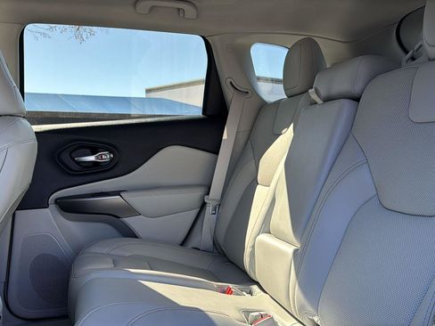 Used 2021 Jeep Cherokee Latitude Lux w/ Comfort/Convenience Group image 22