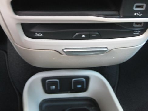 Used 2018 Chrysler Pacifica Limited FWD image 17