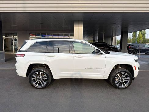 Used 2024 Jeep Grand Cherokee Overland AWD/4WD image 7