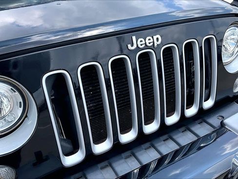 Used 2017 Jeep Wrangler Unlimited Sahara w/ Connectivity Group AWD/4WD image 27