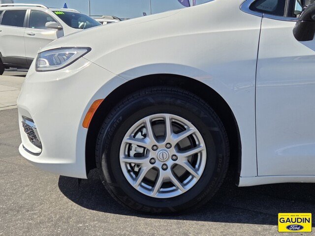 Used 2025 Chrysler Pacifica Select FWD image 10