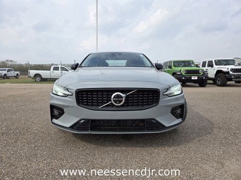 Used 2024 Volvo S60 B5 Plus image 2