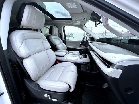 Used 2025 Lincoln Navigator Reserve AWD/4WD image 16