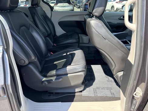 Used 2023 Chrysler Pacifica Touring-L FWD image 26