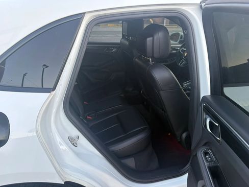 Used 2018 Porsche Macan AWD/4WD image 10