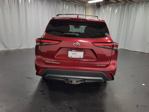 Used 2022 Toyota Highlander XLE AWD/4WD image 7