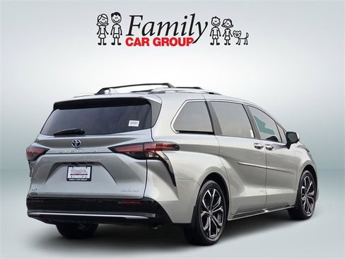 Used 2025 Toyota Sienna Platinum image 4