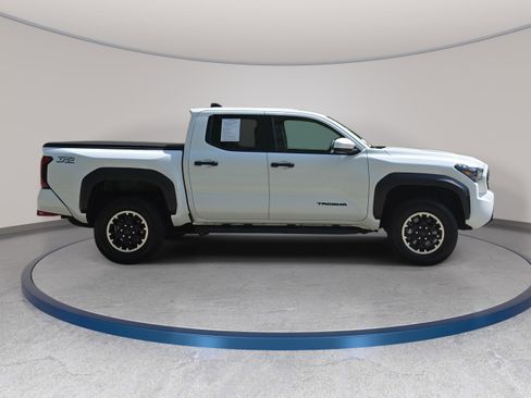 Certified 2024 Toyota Tacoma TRD Off-Road AWD/4WD image 4